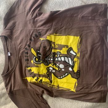t-shirt marron