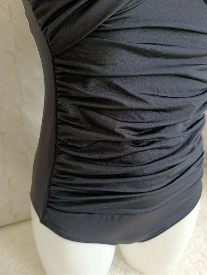 Maillot de bain une pièce Rougegorge noir boucle dorée neuf 90C - photo numéro 3