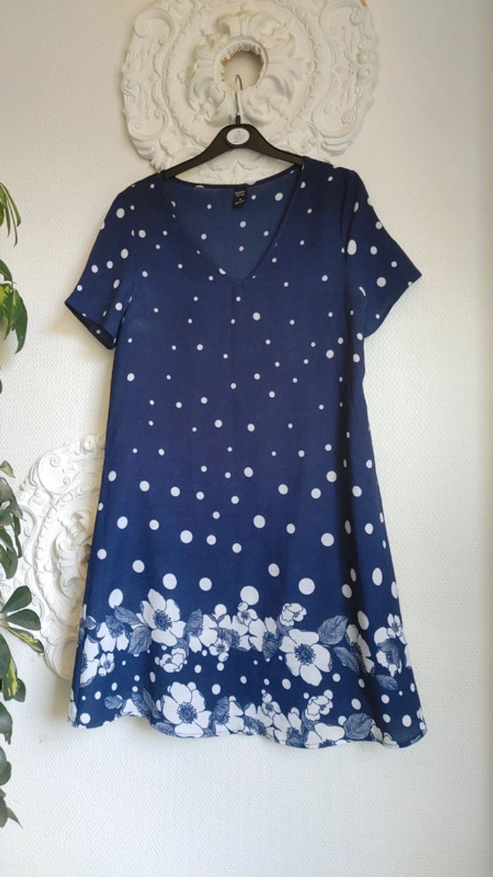 Petite robe bleue à motif fleur en très bon état très léger - photo numéro 2