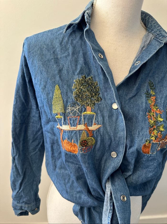 Chemise en jean denim broderies citrouilles sapins Vintage T38 M - photo numéro 2