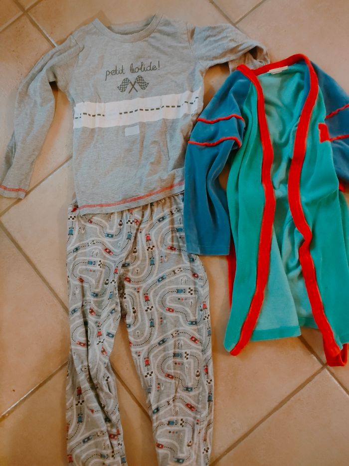 Lot d'un ensemble de pyjama et robe de chambre taille 6 ans