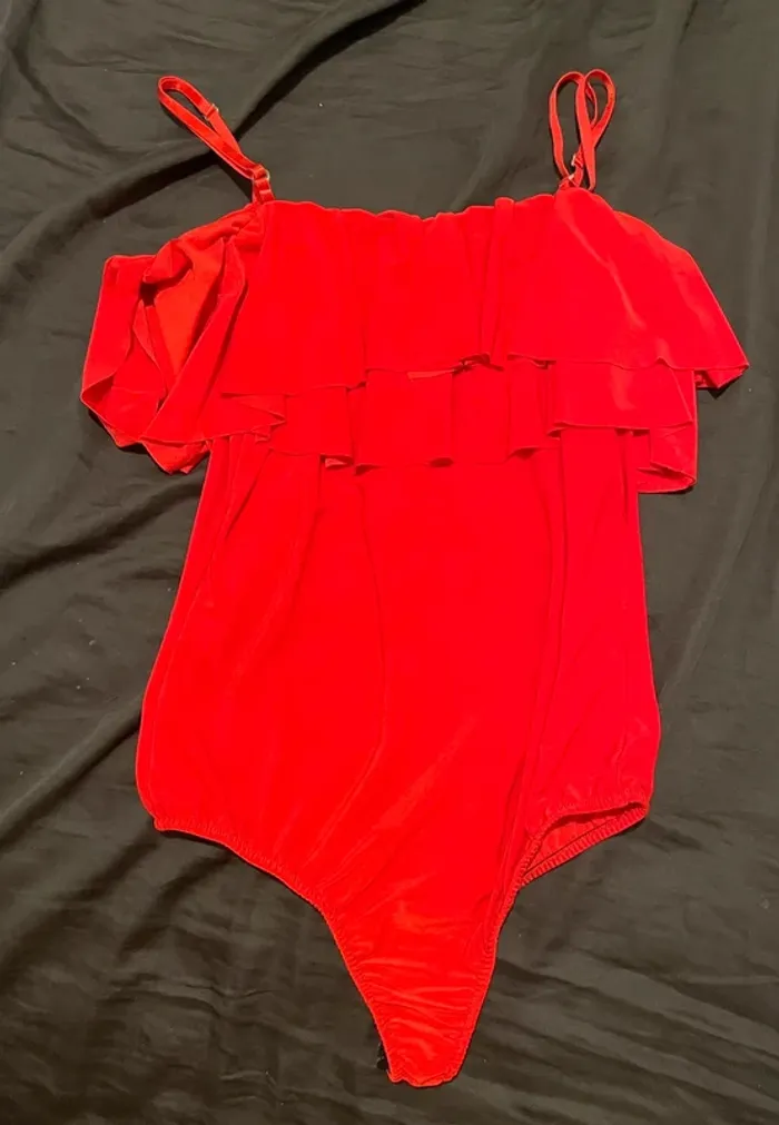 Body rouge à volants – Cinelle Boutique – Taille S – Très bon état