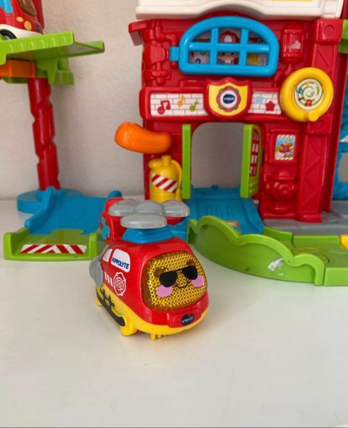 Caserne de pompier Circuit Tut tut bolide + véhicules voiture pompier , ambulance hélicoptère VTECH - photo numéro 5