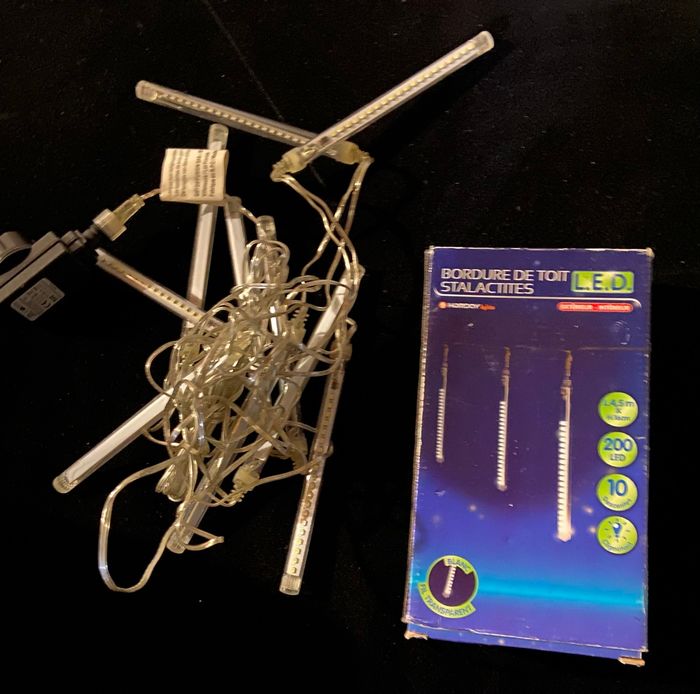 Lot de 2 bordures stalactites blanc froid bon état idéale Noel ou autre pour extérieur - photo numéro 4