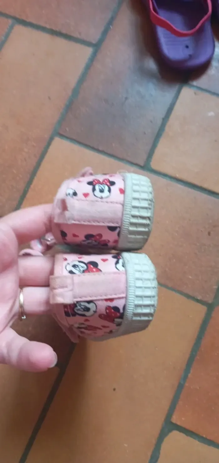 Chaussure Disney Minnie pointure 25 - photo numéro 2