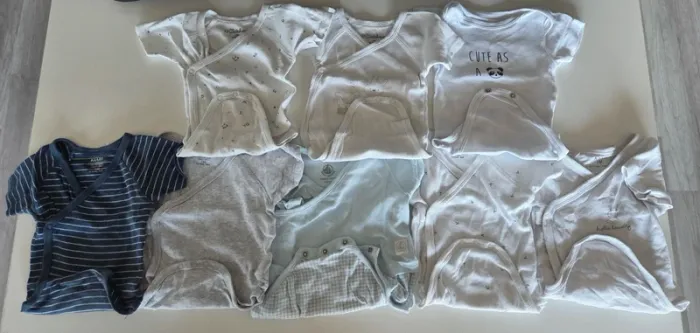 Lot 8 bodies manches courtes 1 mois