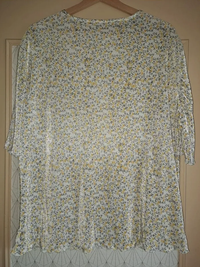 Joli haut femme blanc jaune comme neuf gaufré tbe porté 1 fois 50/52 étiquette coupée - photo numéro 4