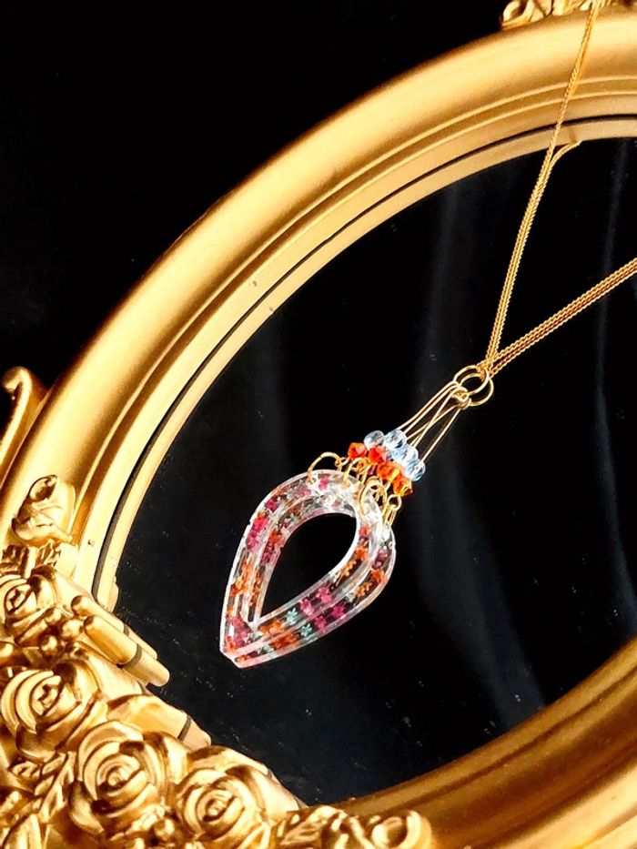 Magnifique collier pendentif en résine avec chaîne dorée - photo numéro 10