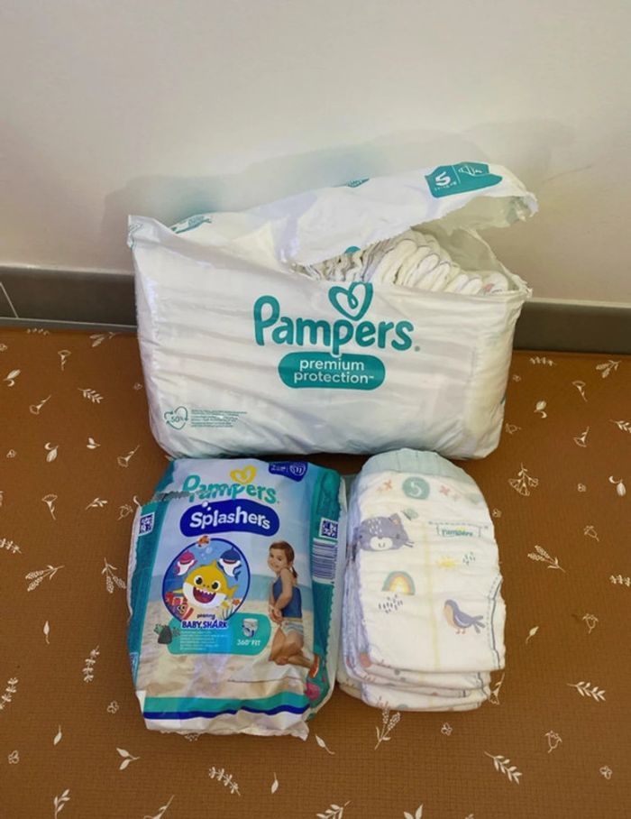 Lot couches Pampers Taille 5 + couches de bain Taille 4-5