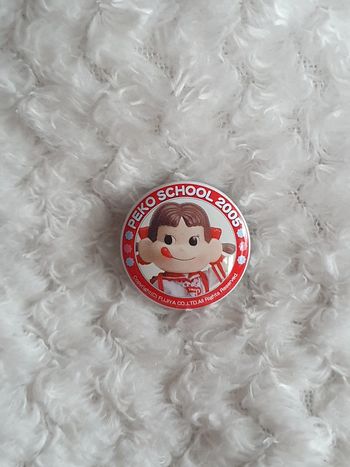 Badge metal can japan peko school 2005 fujiya