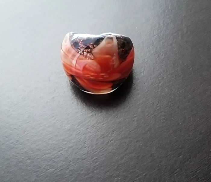 Bague en résine marine pailletée avec fleur