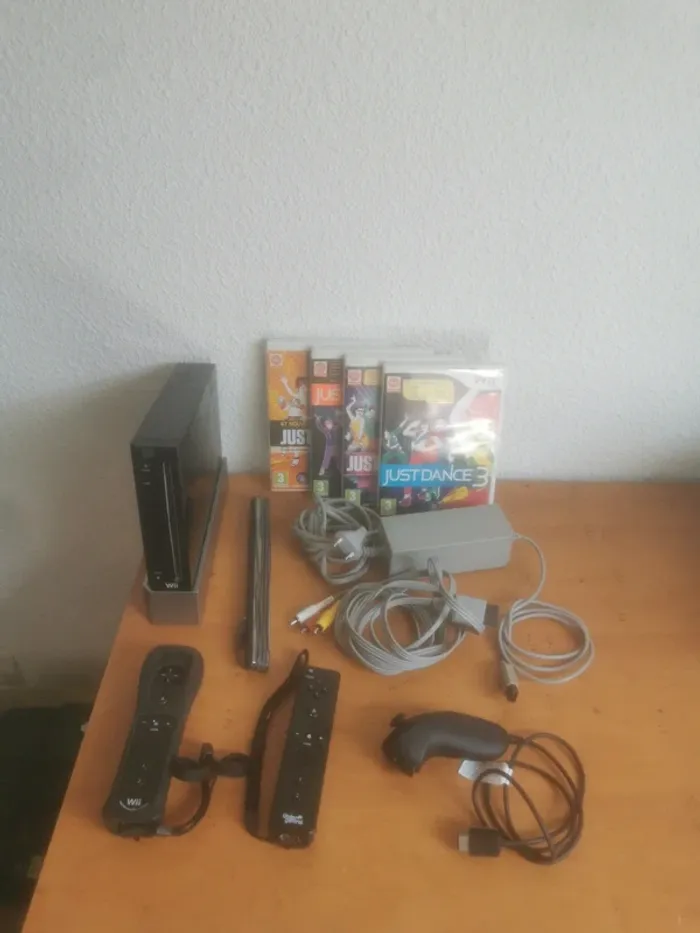 Wii noire +2 manettes +4 jeux