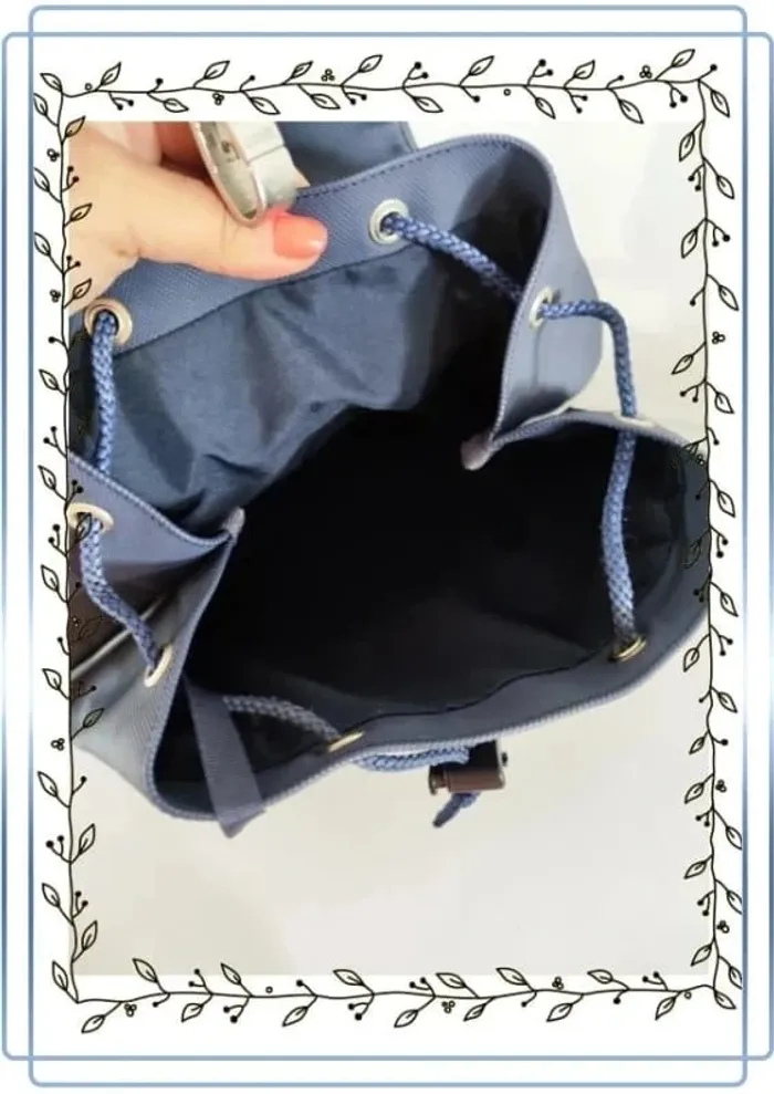 Sac à dos bleu marine lacoste vintage, bon état mais quelques marques d'usures, 26x26cm - photo numéro 3
