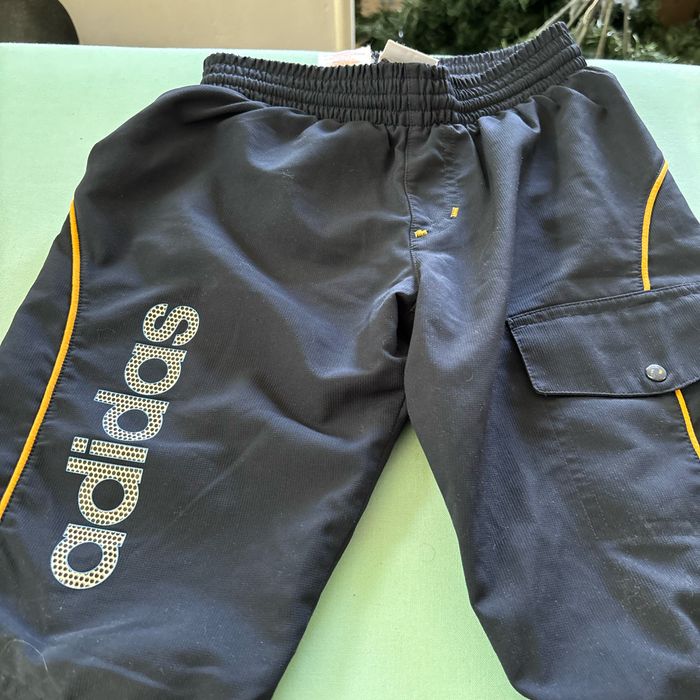 Vends lot de trois shorts taille 4 ans adidas et autre en très bon état
