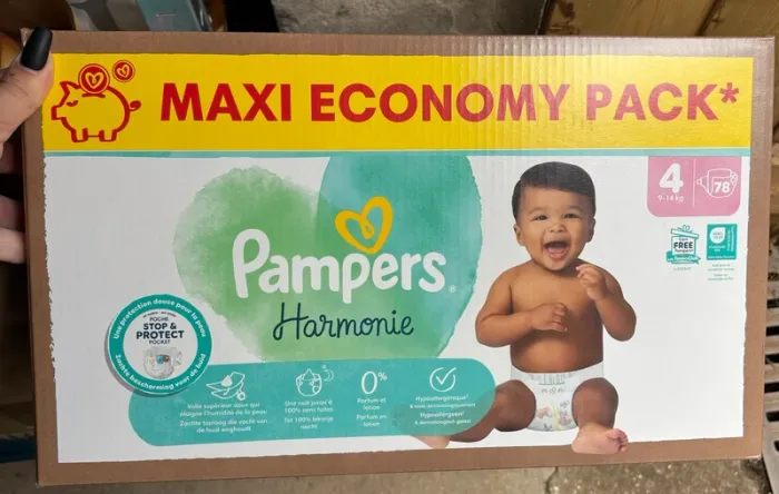 Carton de couches Pampers taille 4
