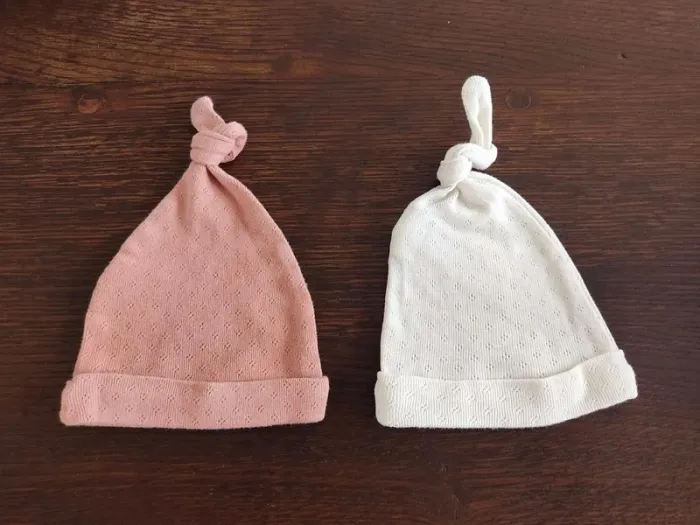 Lot de 2 bonnets de naissance de marque Vertbaudet taille 0 - 1 mois