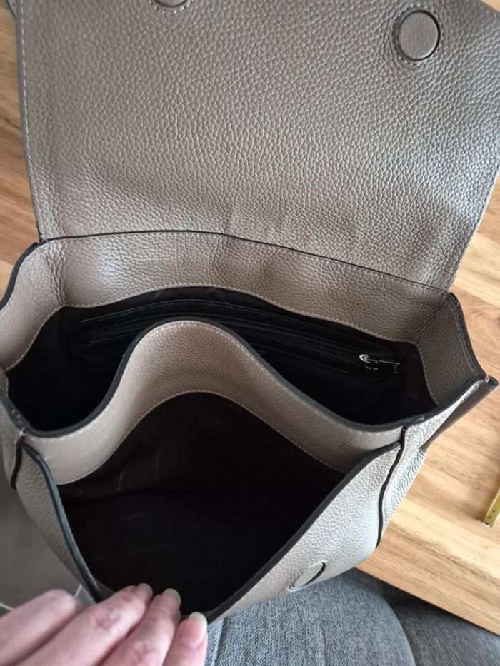 Sac bandoulière Boss en cuir en parfait état - photo numéro 10