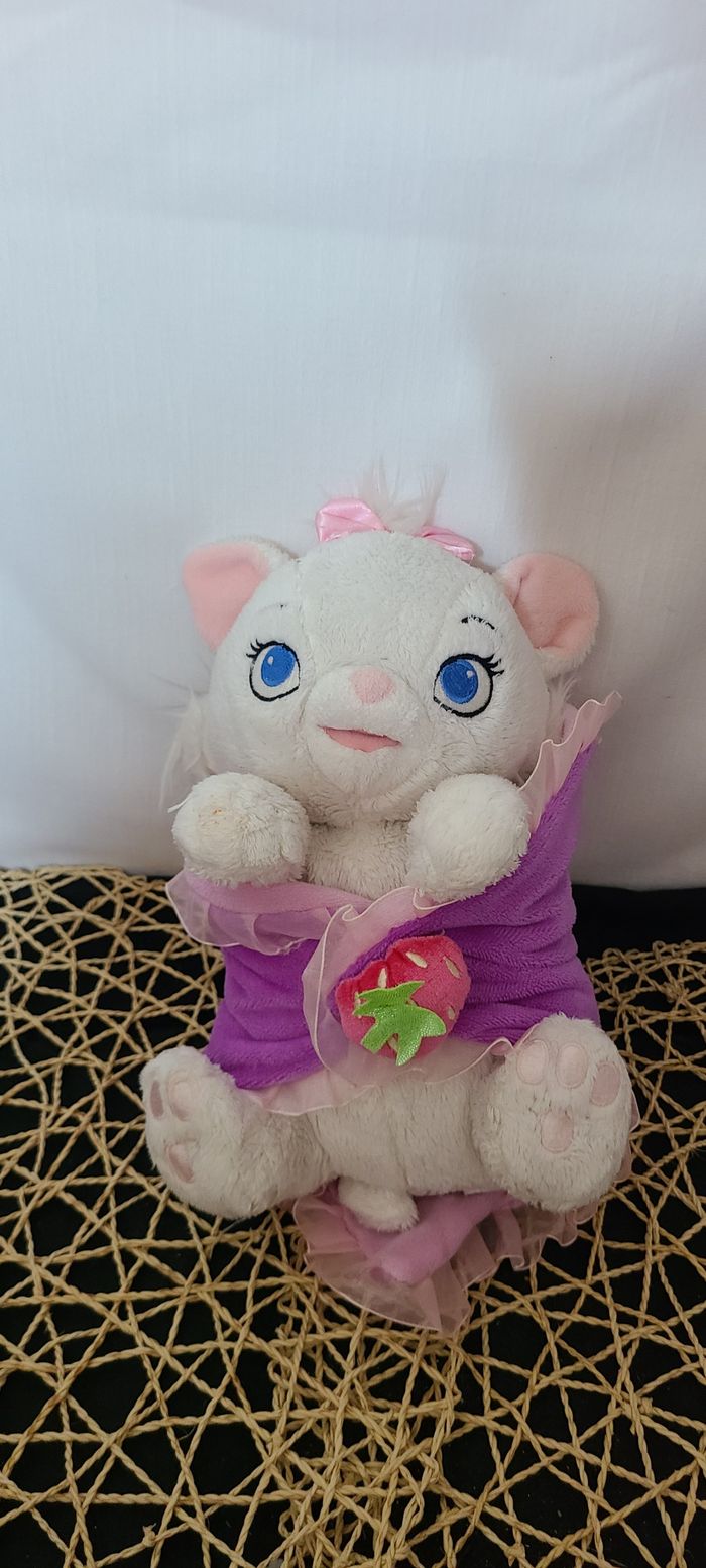 Peluche Chat Marie Couverture Violet Rose Tulle Fraise DISNEY BABIES PARKS