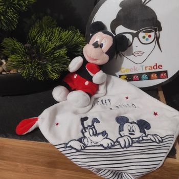 Doudou Mickey Plutôt  Disney Simba Toys mouchoir Rouge Blanc Bleu Simba Toys  #geektradedoudou