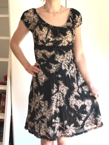 Robe noire à imprimés fleuris et à manches ballon taille 34/36