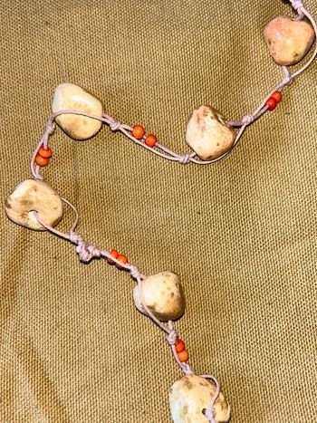 Collier pierres beiges neuf