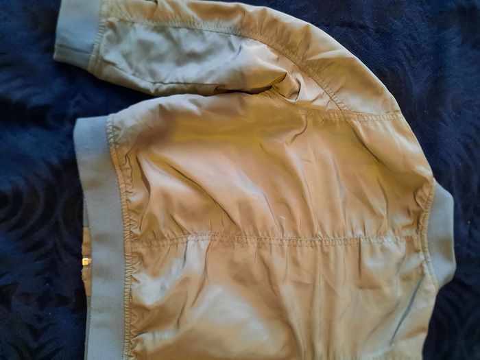 Blouson de chez H&M. Couleur kaki avec des motifs. Pour fille taille 5-6 ans 116cm. - photo numéro 8