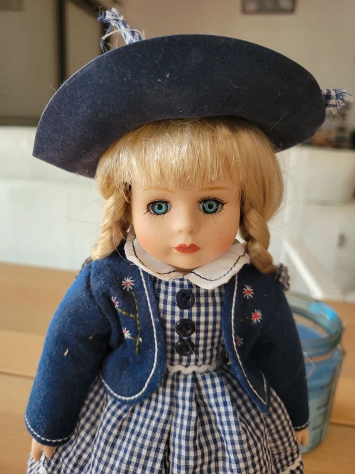 Poupée en porcelaine - photo numéro 2