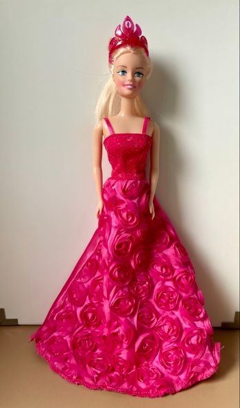 Poupée Princesse – Robe Rose à Rosettes & Couronne – Très bon état