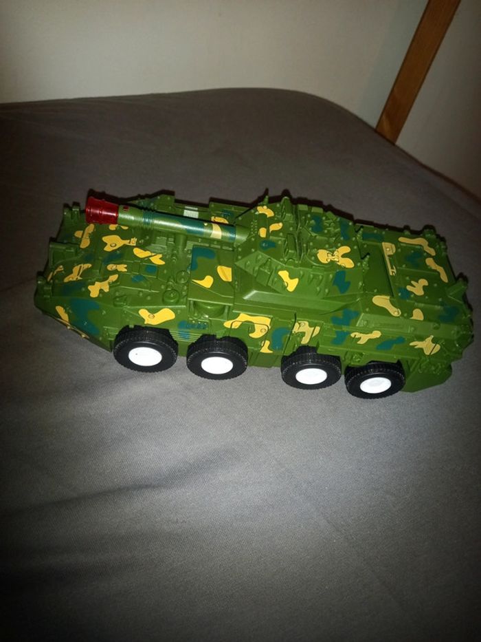 Char robot blindé lumineux sonore