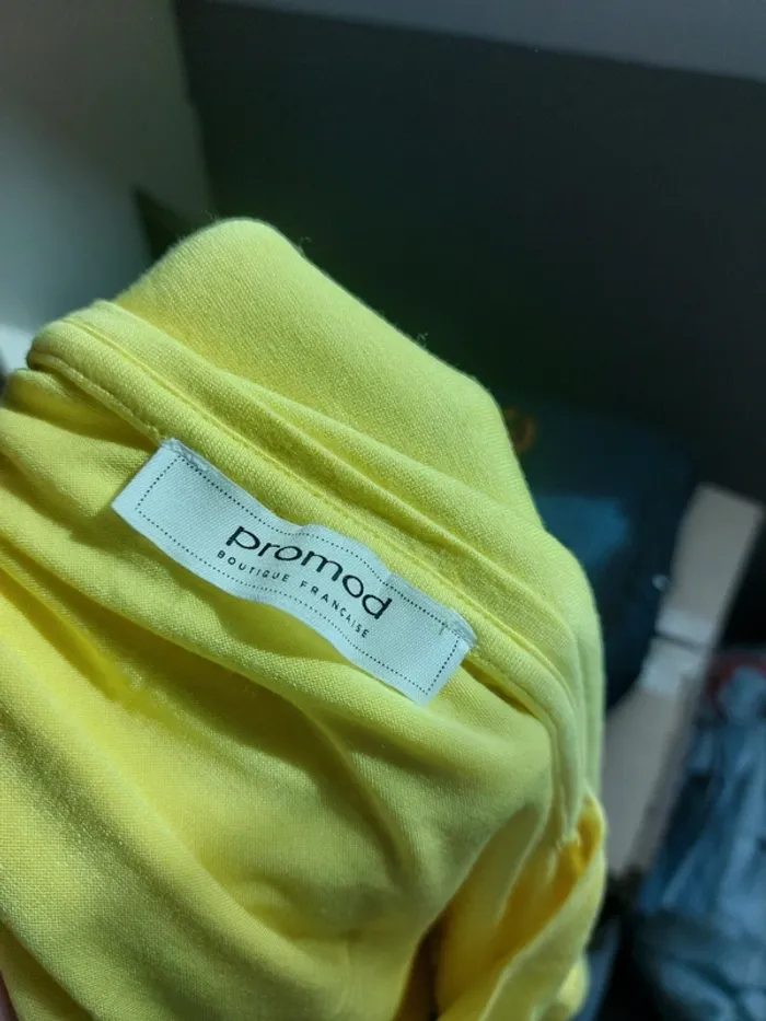 Joli tee-shirt jaune avec épaules volantées et clous - photo numéro 5