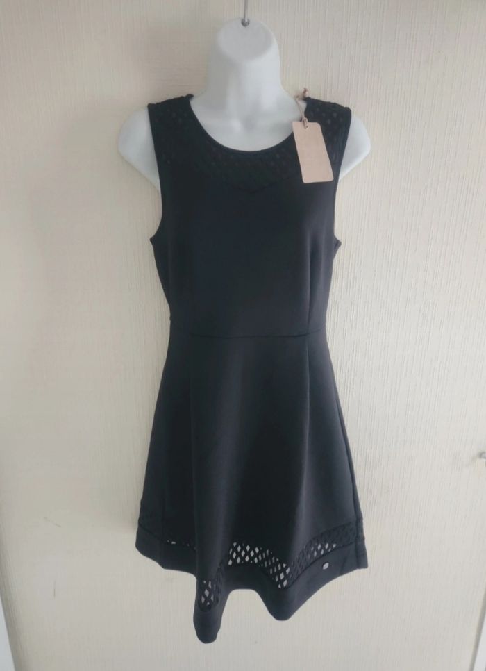 Robe noire Les Petites Bombes S neuve détail ajourés