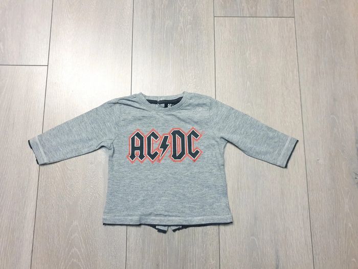 Maillot manche longue gris. Garçon 6 mois. Marque AC/DC