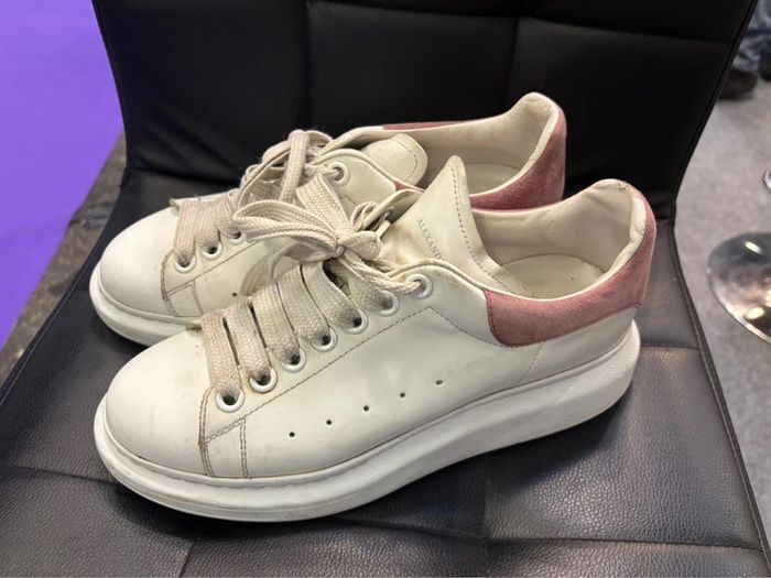 Baskets Alexander McQueen en cuir blanc et rose pâle – Taille 39