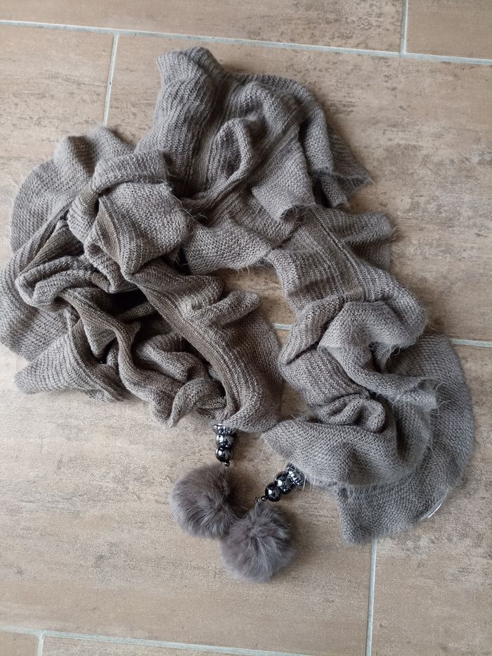 Écharpe avec ponpon