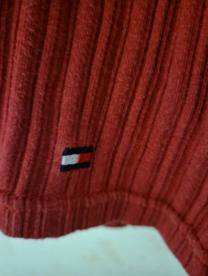 Haut Tommy Hilfiger Rouge – Maille Côtelée – Taille S-M-L - photo numéro 4