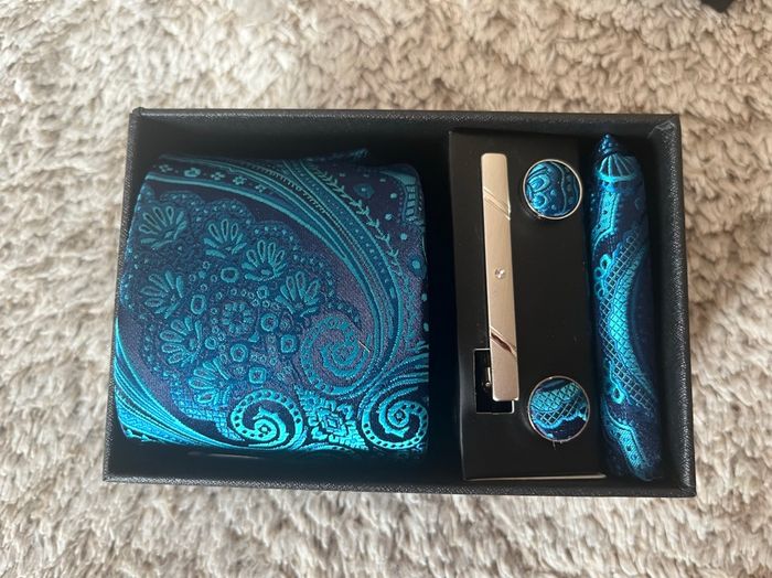 COFFRET ENSEMBLE CRAVATE bleu de chez FASHION & CLASSIC - Coffret à offrir - Coloris bleu et argenté -  l'ensemble comprenant 1 cravate bleue  + 2 boutons de manchette bleu et métal argenté + 1 pince à cravate argenté.