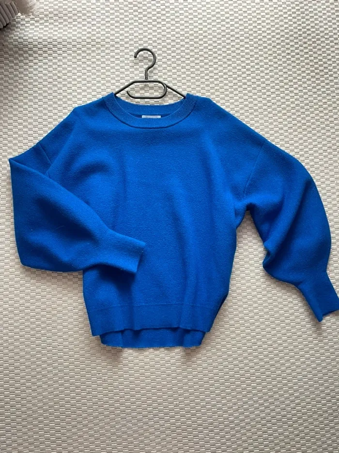 Pull bleu électrique