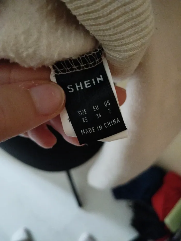 Sweat a capuche shein taille xs - photo numéro 2