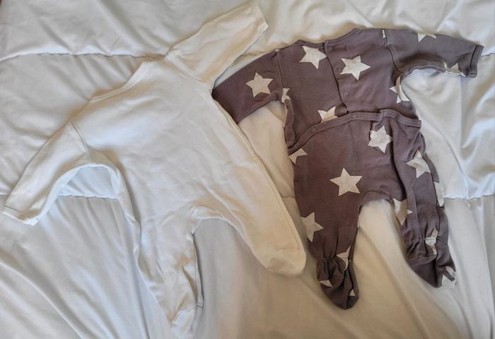 Lot de vêtements légers naissance et 1 mois fille - photo numéro 3