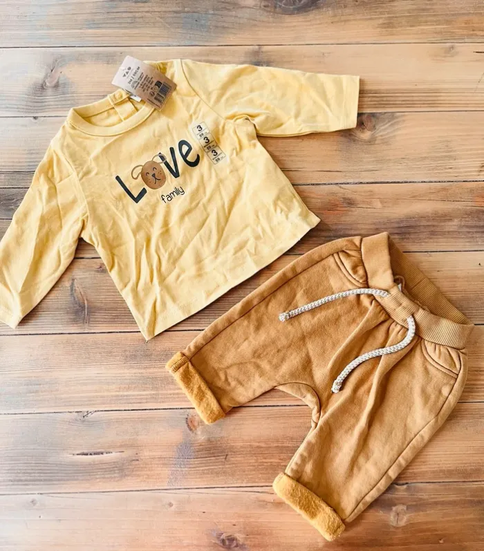 Ensemble jogging fourré camel et pull jaune