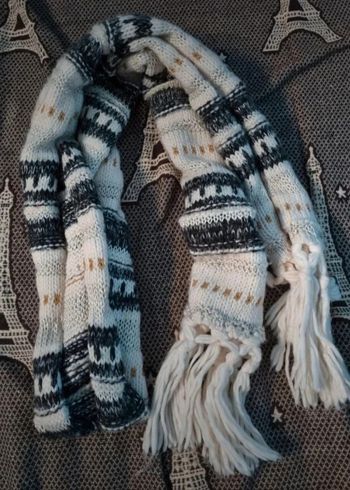 Écharpe avec pompons