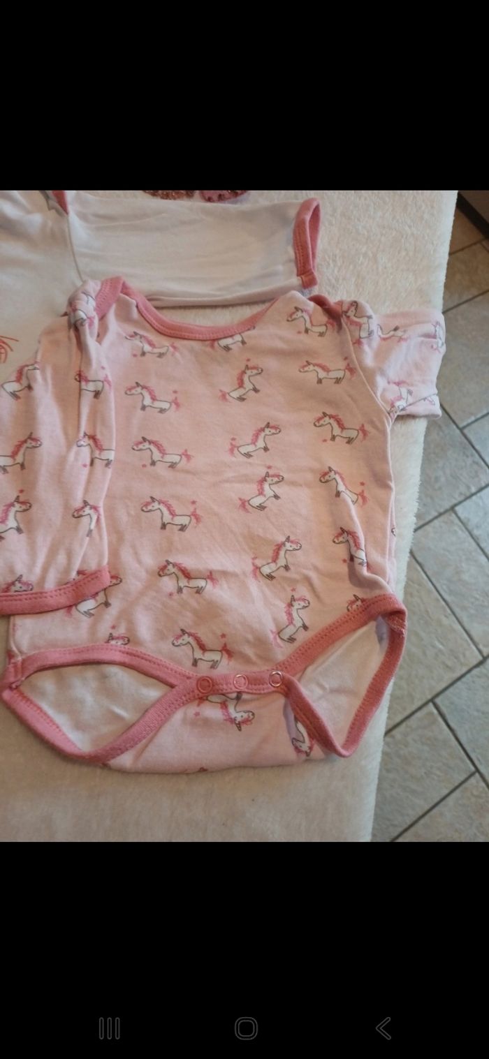 Lot de 2 bodies bébé taille 9 mois - photo numéro 2