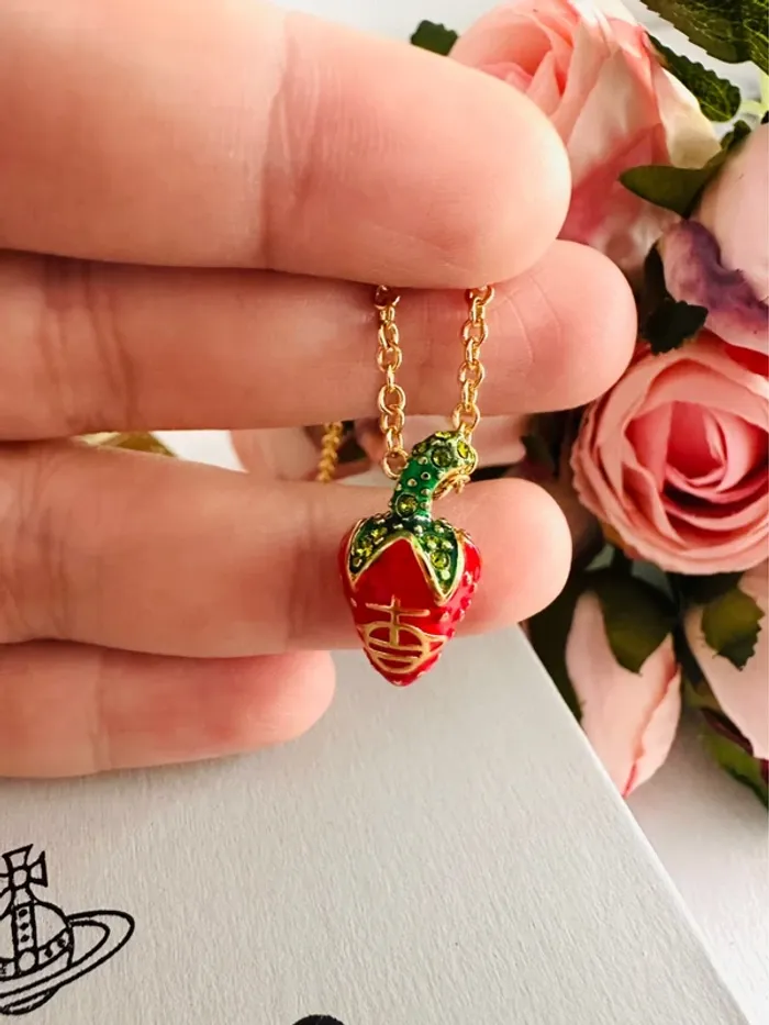 🍓 Collier Vivienne Westwood – Fraise émaillée rouge et verte avec logo doré 🍓 - photo numéro 2