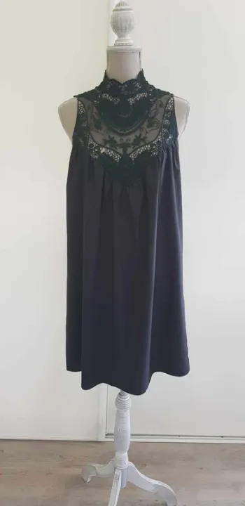 Robe fluide décolleté dentelle dos nu