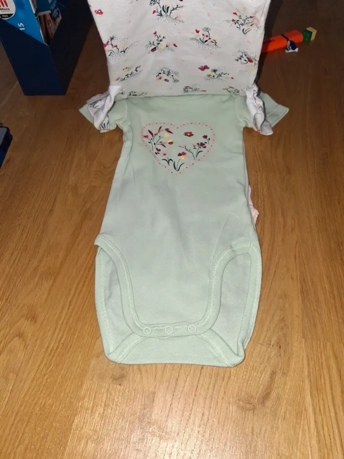 Lot de 3 bodies neufs 12 mois été fille - photo numéro 4
