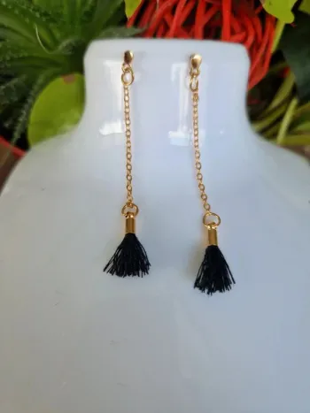 Boucles d'oreilles fantaisies dorées fils noirs