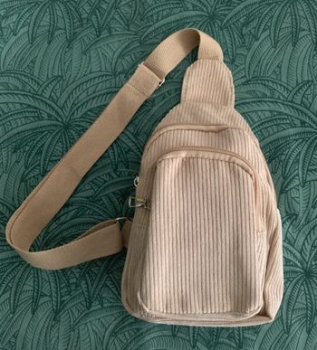 Petit sac beige à bandoulière réglable en velours côtelé