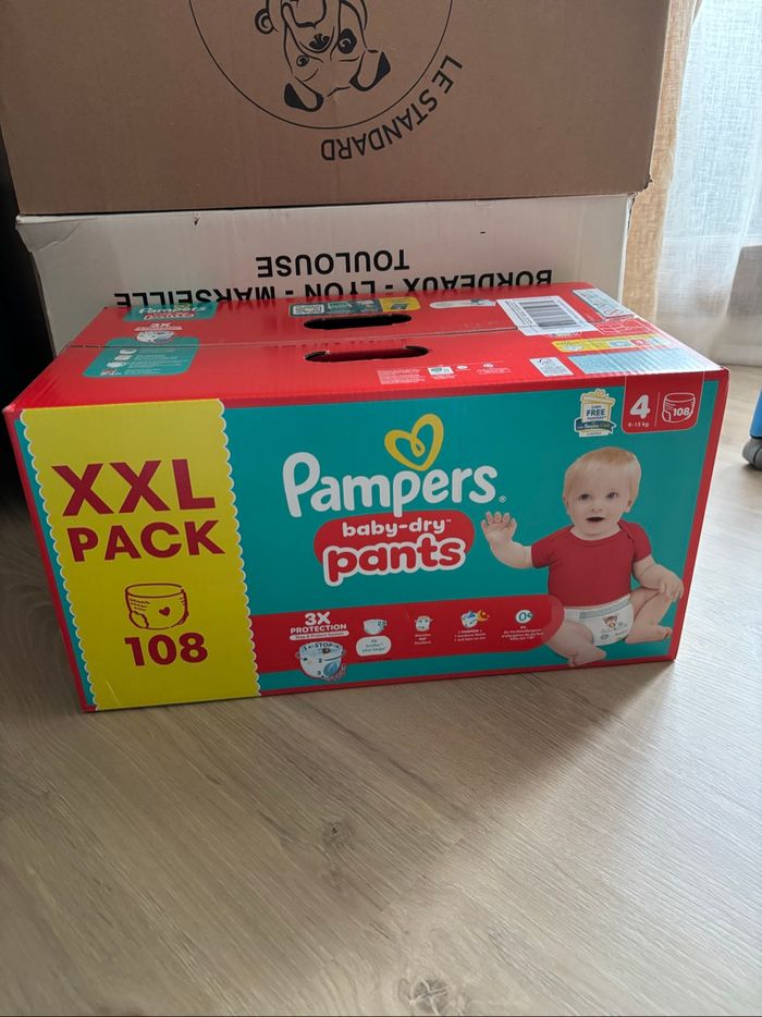 Couches Pampers taille 4