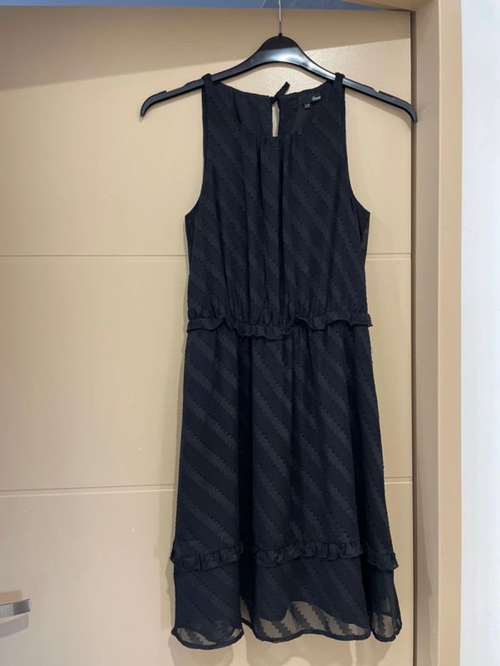 Robe noire à volants