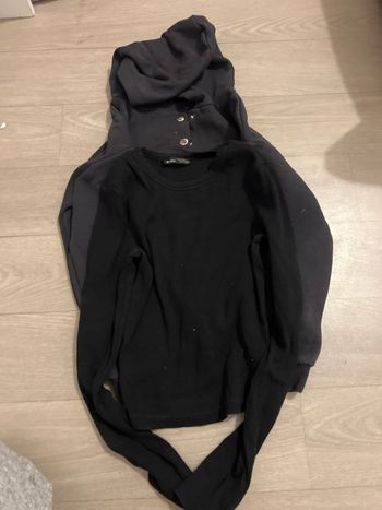 T-shirt, avec un pull.